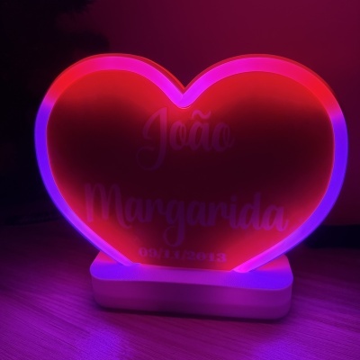 Luz decorativa em forma de coração iluminada com nomes João e Margarida