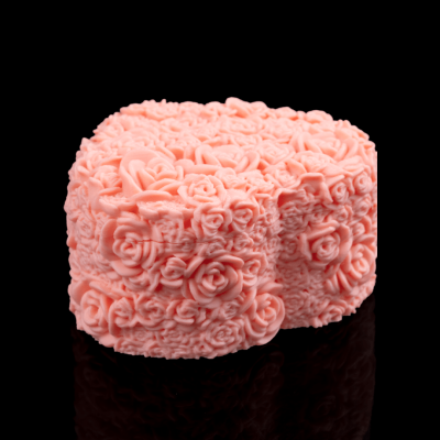 Sabonete rosa com forma de coração e detalhes de rosas ditadas