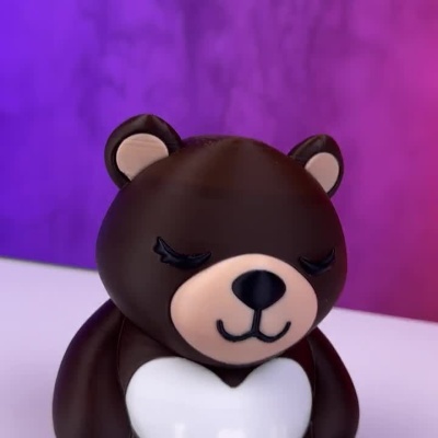 Urso de pelúcia castanho escuro com coração branco no peito e fundo em gradiente roxo e rosa