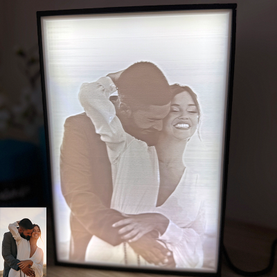 Lanterna luminosa retangular com imagem de casal a abraçar