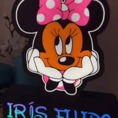 Figura da Minnie com laço rosa e base preta com nome personalizado