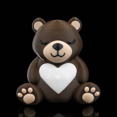 Urso de peluche castanho escuro com barriga branca em forma de coração e texto I ♥ U.
