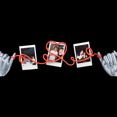 Luvas prateadas seguram fio vermelho com fotos Polaroid preso em forma de coração.