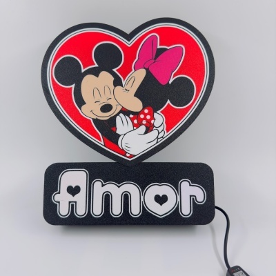Abajur decorativo com Mickey e Minnie Mouse e palavra AMOR