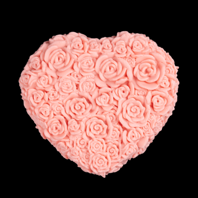 Almofada cor-de-rosa em forma de coração com flores em relevo