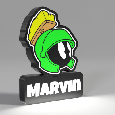 Objeto decorativo do personagem Marvin com capacete verde e base preta com texto MARVIN.