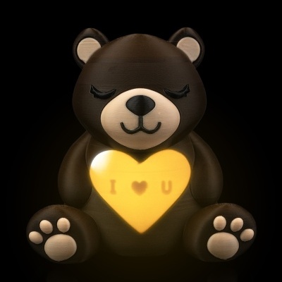 Urso de peluche castanho com coração amarelo luminoso