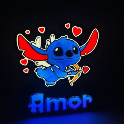 Luz de néon do Stitch com arco e flecha e texto 'Amor' azul