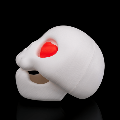 Caveira branca com coração vermelho no olho, fundo preto