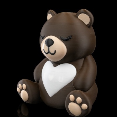 Urso de peluche castanho escuro com barriga branca em forma de coração e olhos fechados