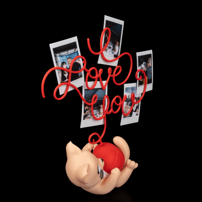 Suporte de fotografias com gato bege segurando novelo vermelho e texto em fio a dizer 'I Love You' e cinco fotos polaroid.