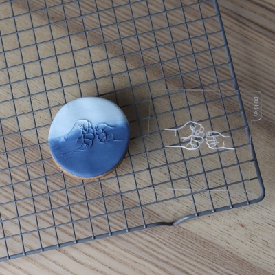 Carimbo de bolachas - Mão do pai e de criança