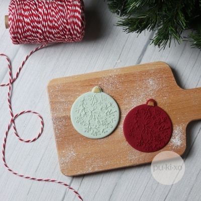 Carimbo + cortador - Bola de Natal com azevinhos