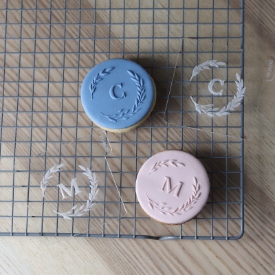 Carimbo de bolachas - Monograma com 1 letra (serif) - coroa de folhas