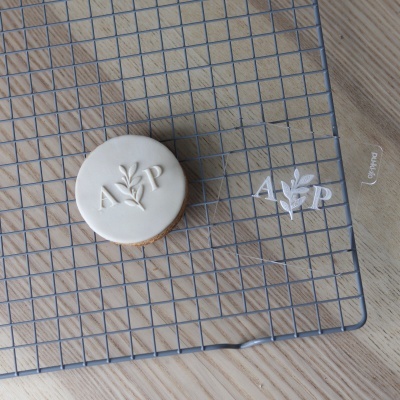 Carimbo de bolachas - Monograma com 2 letras - raminho