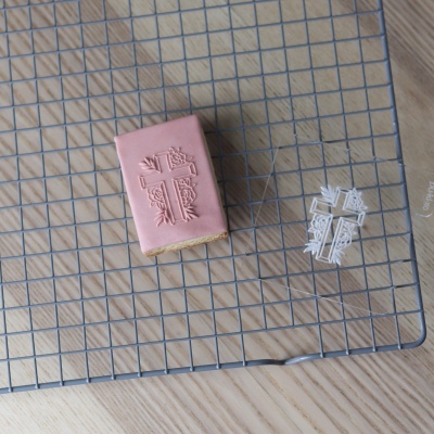 Carimbo de bolachas - Cruz floral