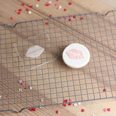 Carimbo de bolachas - Beijo