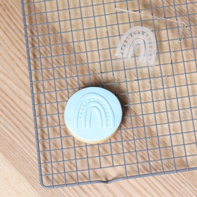 Carimbo de bolachas - Arco-íris com pintinhas