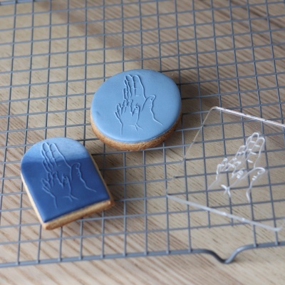 Carimbo de bolachas - Mão do pai e do bebé