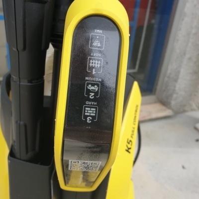 Painel de controlo de máquina de limpeza amarela Karcher K5 Full Control com níveis de pressão e funções