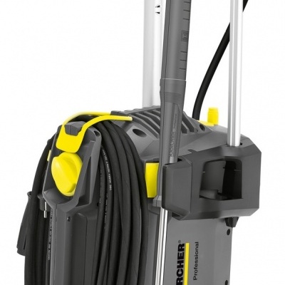 Máquina de lavar KARCHER Professional cinza com detalhes amarelos e mangueira enrolada