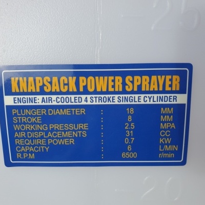 Etiqueta azul com especificações técnicas de pulverizador de mochila