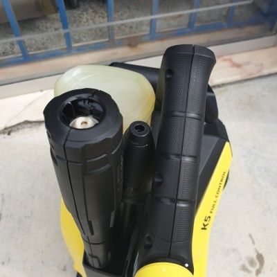 Equipamento amarelo e preto K5 FULL CONTROL com alça preta em fundo exterior