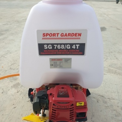 Pulverizador de mochila branco e vermelho com motor vermelho em chão de cimento