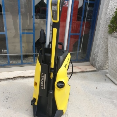 Aspirador alta pressão amarelo e preto KÄRCHER K5 Power Control junto a porta de vidro