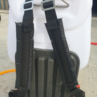 Mochila rígida preta e branca com alças ajustáveis pretas