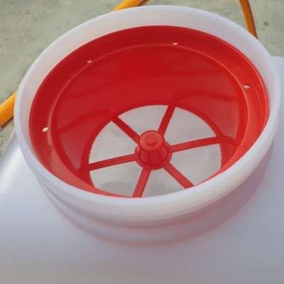 Recipiente plástico branco com tampa vermelha e filtro circular