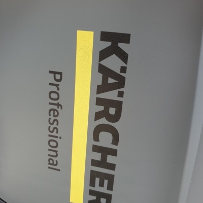 Logótipo KARCHER Professional impresso em superfície cinza
