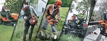 Trabalhadores usando ferramentas de jardinagem Husqvarna com equipamento de proteção