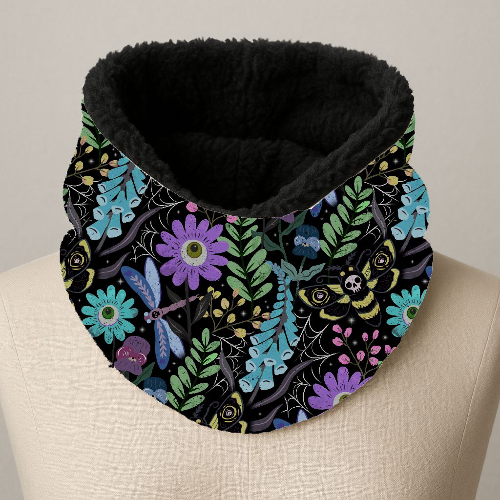 Cachecol tubo com padrão floral e insetos em fundo preto