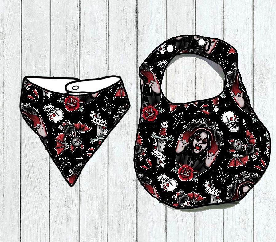 Conjunto preto de babetes para bebé com estampas de caveiras e rosas vermelhas.