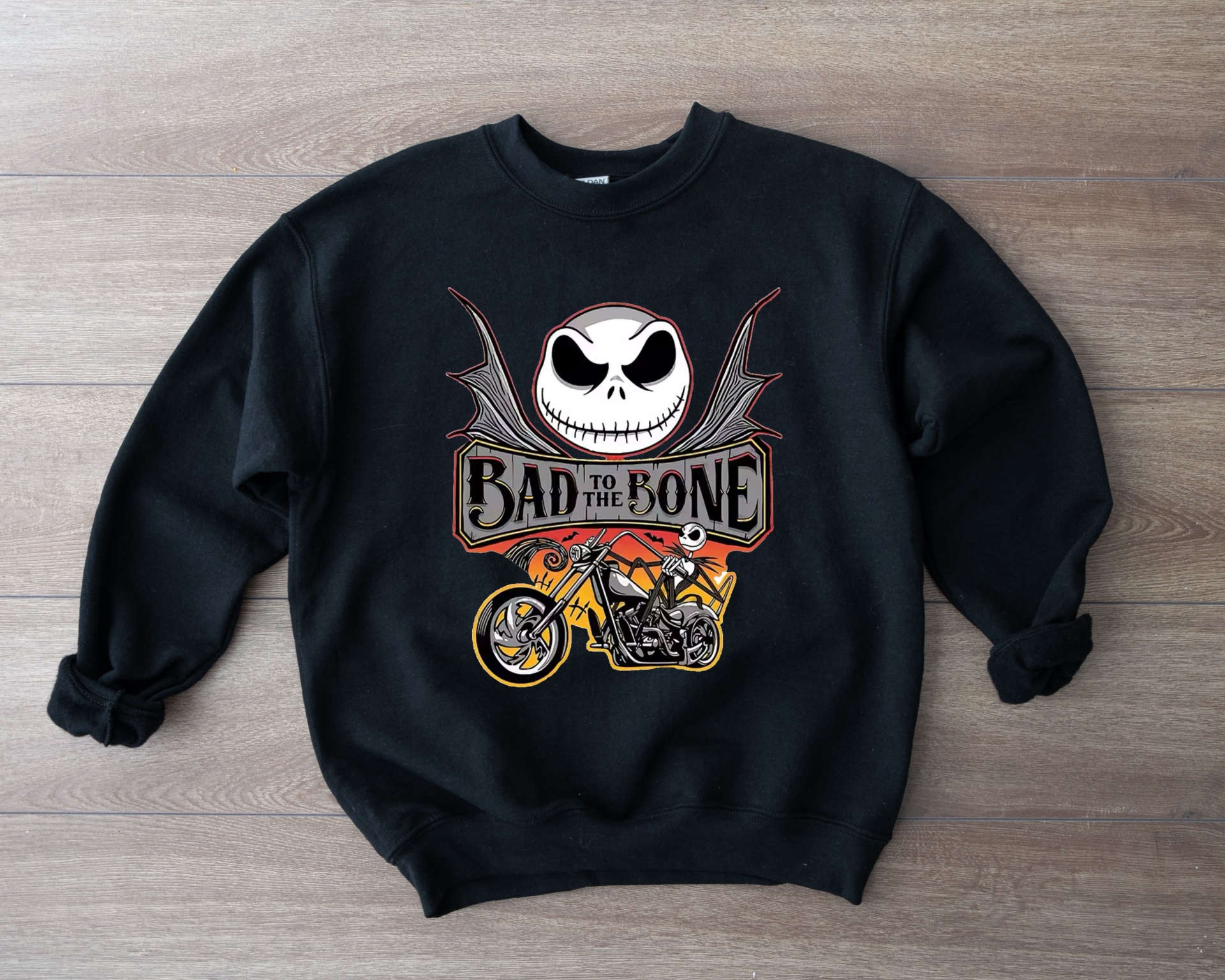 Sweatshirt preta com estampa de caveira e mota em madeira clara