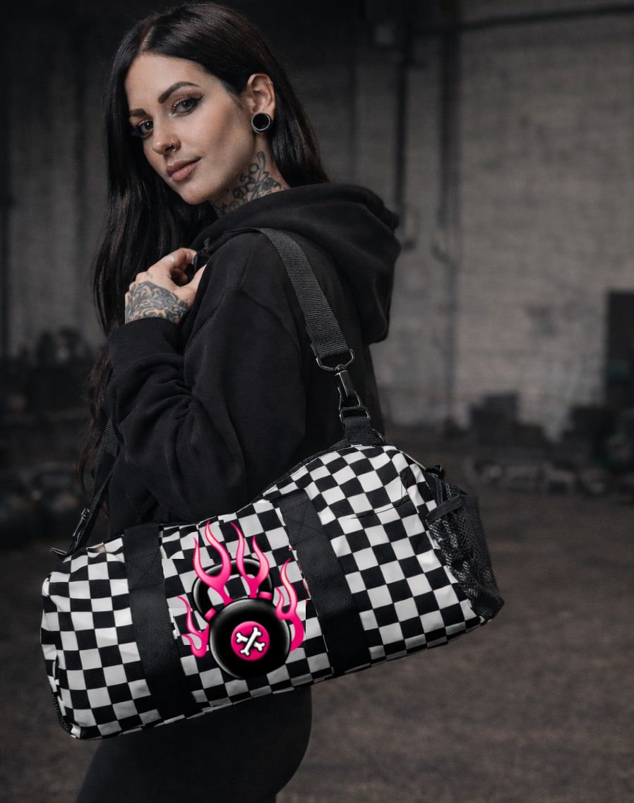 Mala desportiva xadrez preto e branco com símbolo rosa em fogo