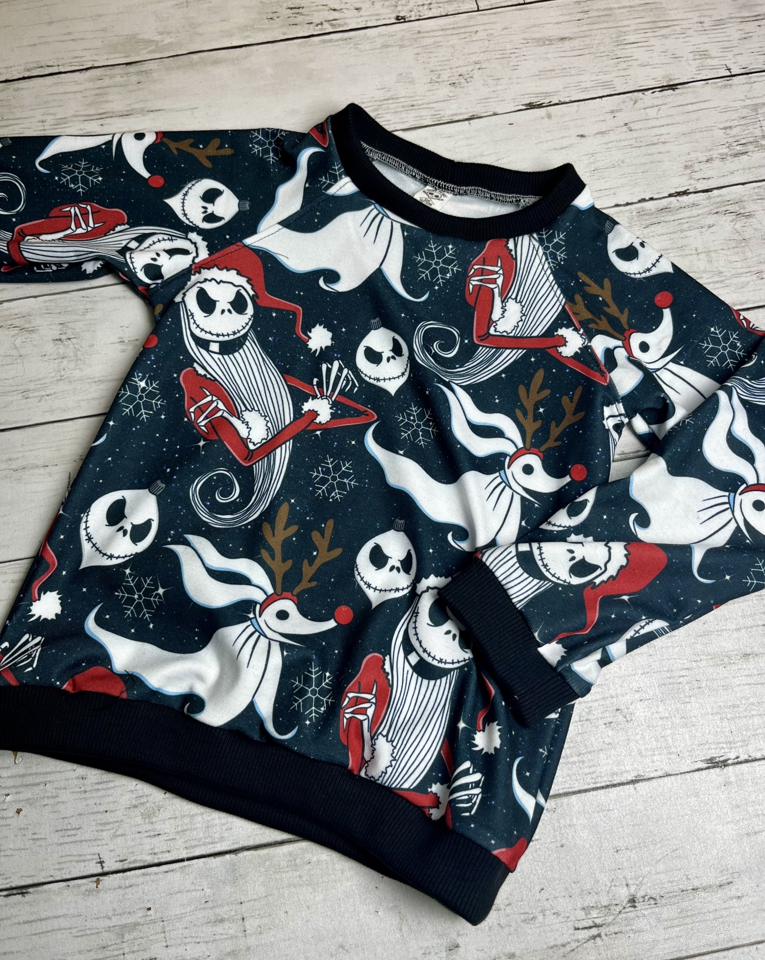 Camisola de criança com padrão de personagens de Halloween e Natal em azul escuro