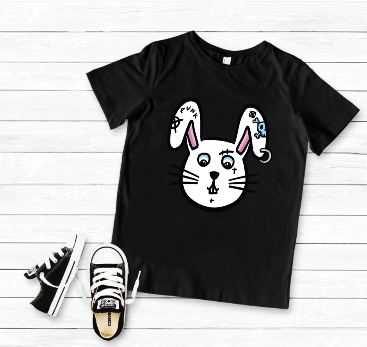 T-shirt preta com estampa de coelho branco com orelhas decoradas e ténis pretos e brancos