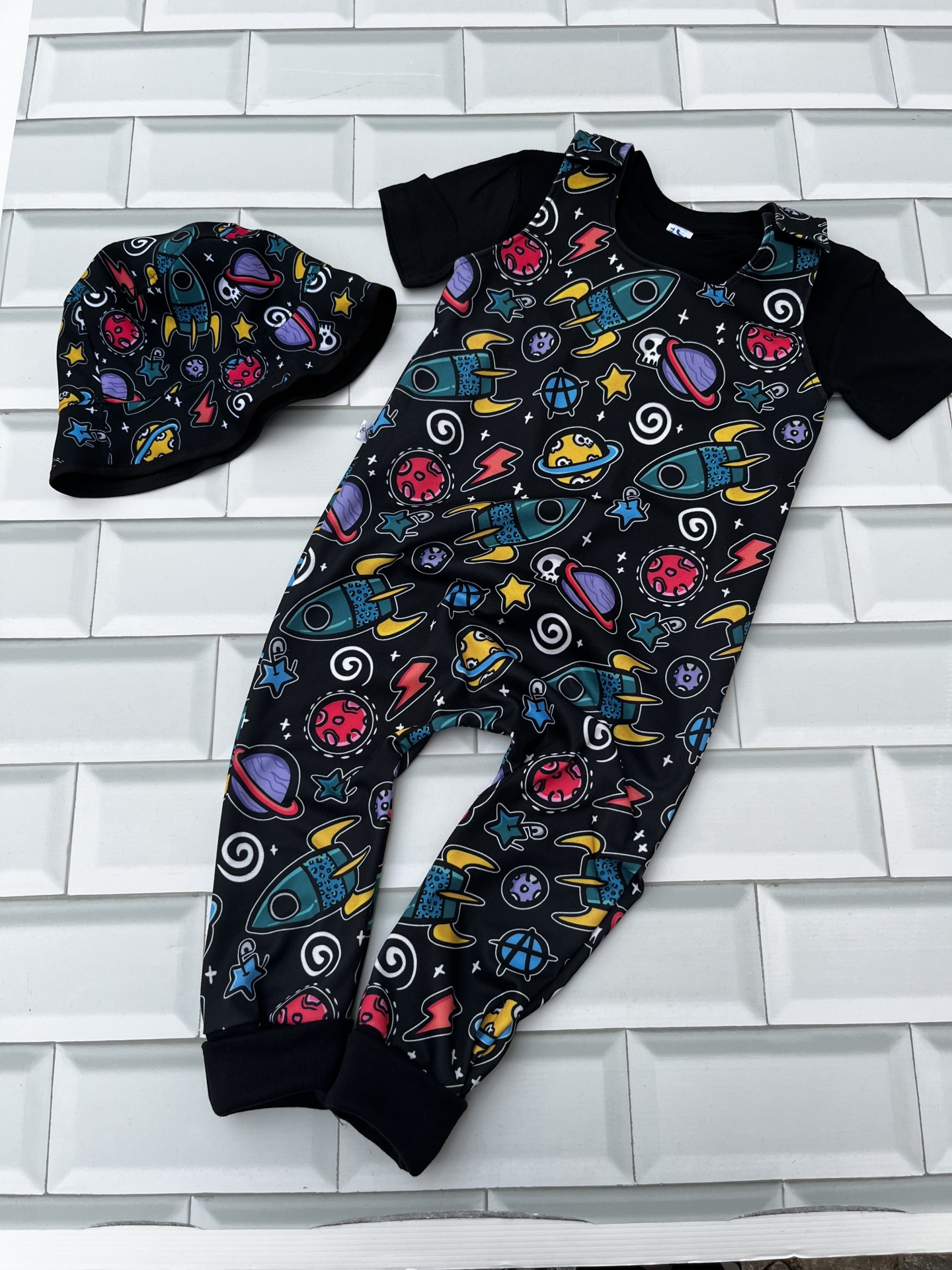 Jardineiras Grow With Me Space Skulls - 1/2 anos