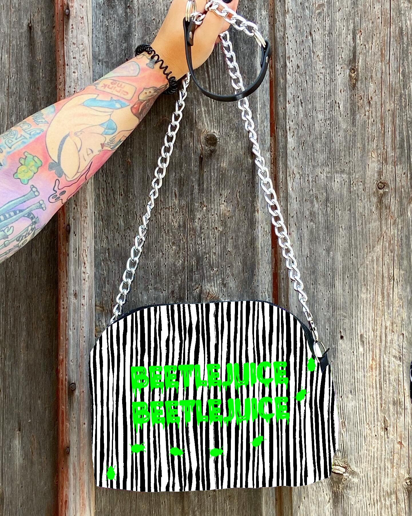 Mala com padrão zebra e texto verde BEETLEJUICE