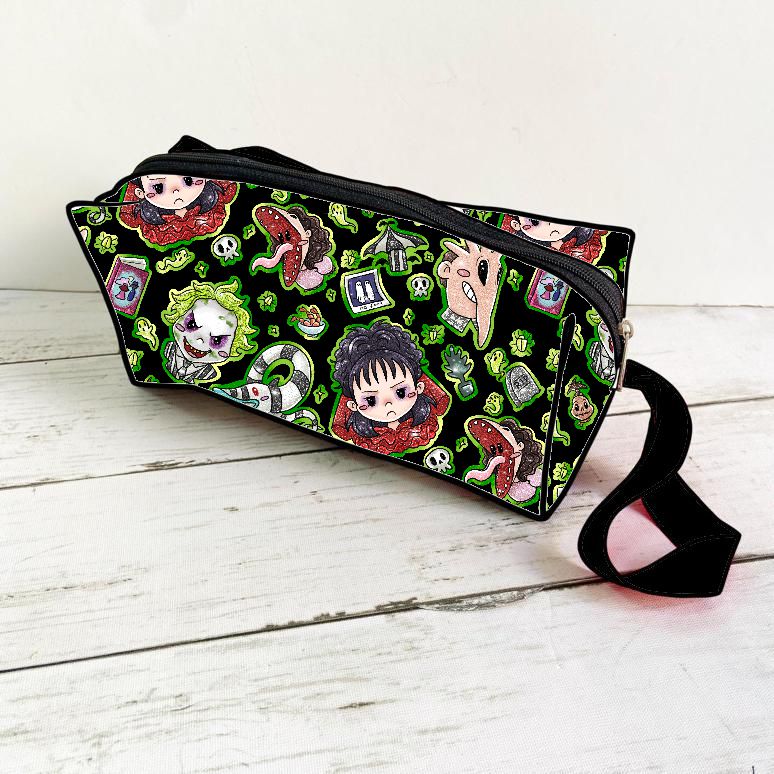 Necessaire retangular preta com padrão colorido de personagens e alça preta