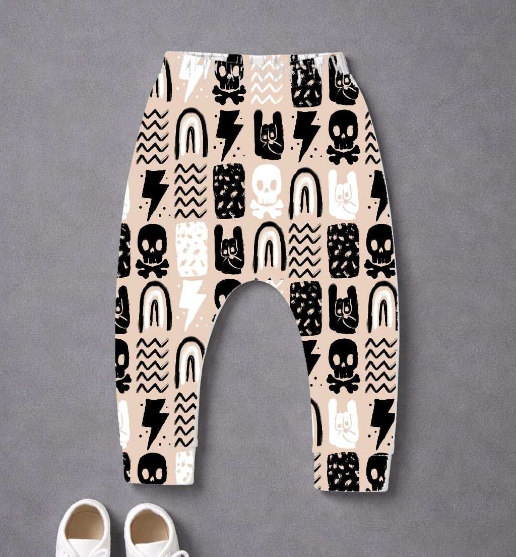 Calças de bebé com estampado rock de caveiras e símbolos em bege, preto e branco