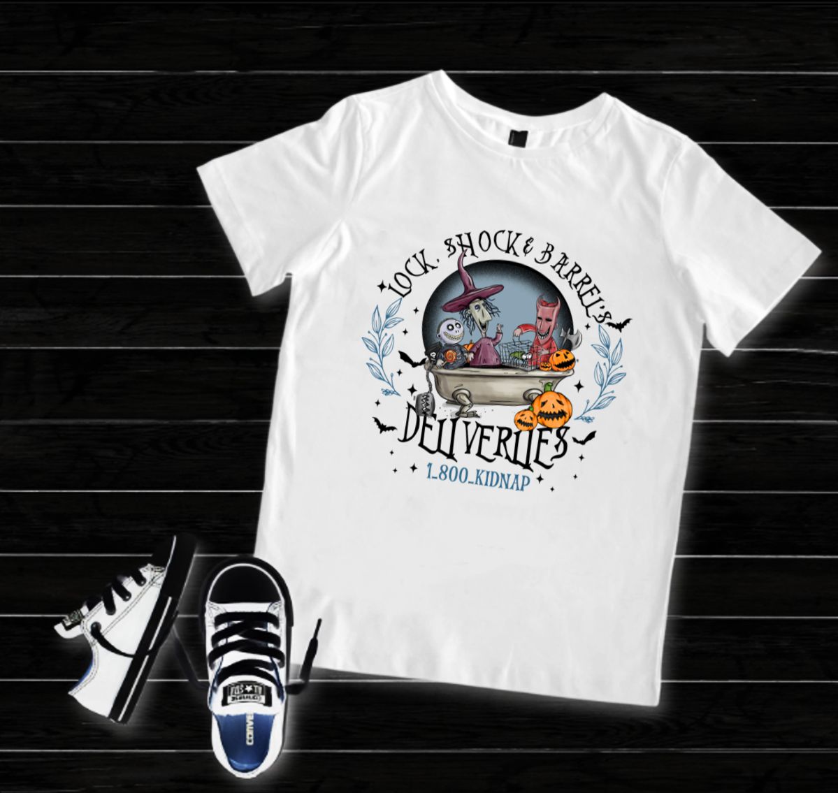 T-shirt branca com estampa de bruxa e gato no banho e texto relacionado a 'deliveries'.