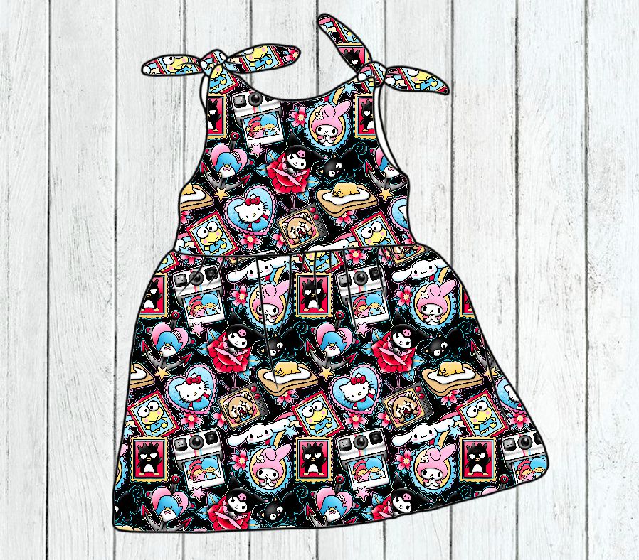 Vestido infantil colorido com estampado de desenhos animados e alças.
