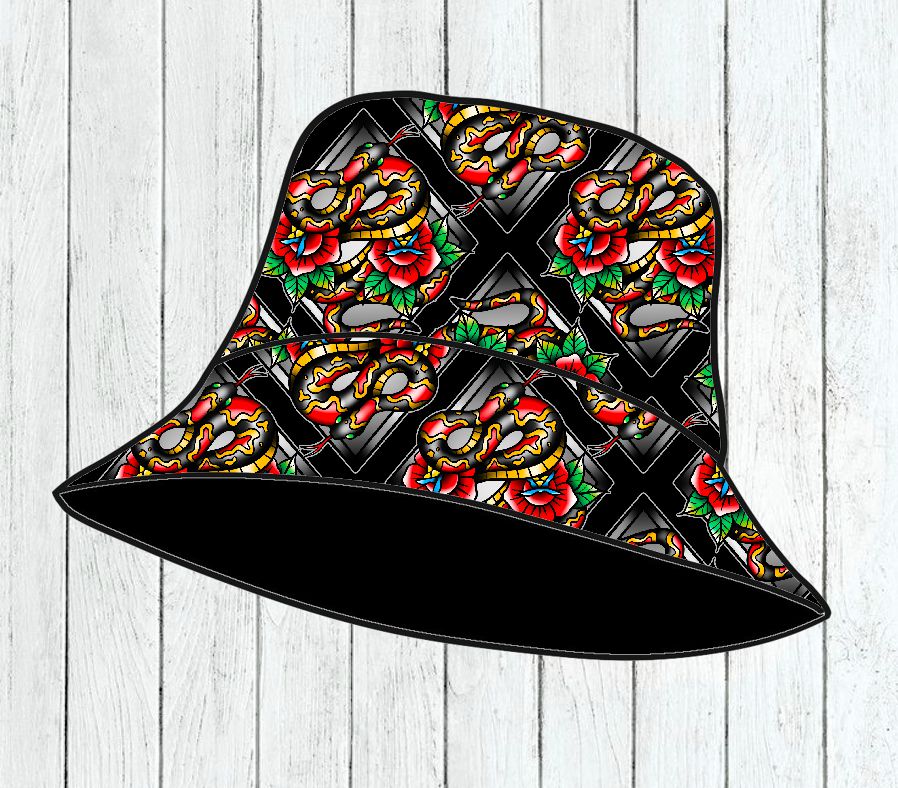 Chapéu tipo balde com padrão colorido de rosas e correntes em fundo preto