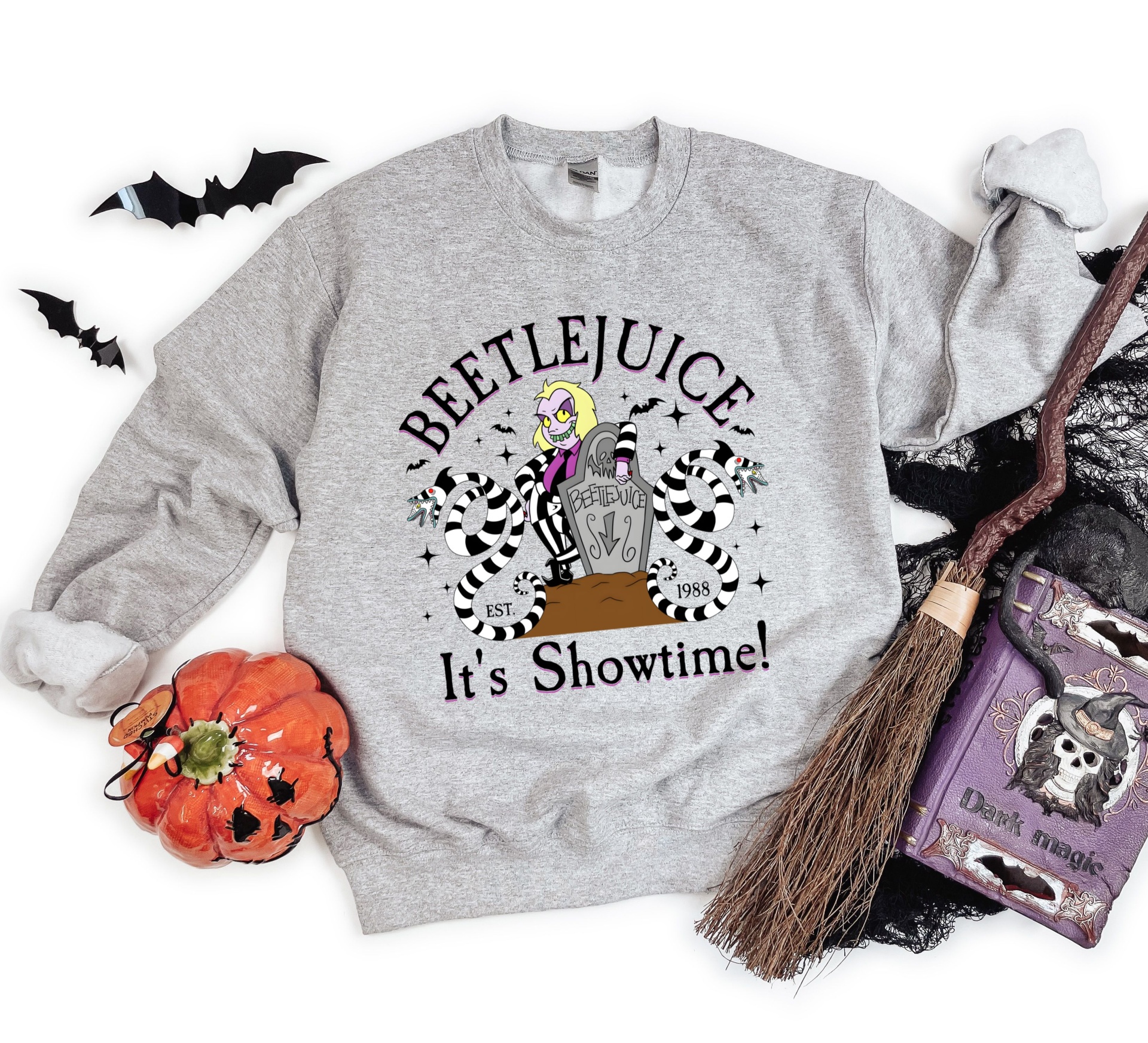 Sweat cinzenta com estampa Beetlejuice e acessórios de Halloween ao redor