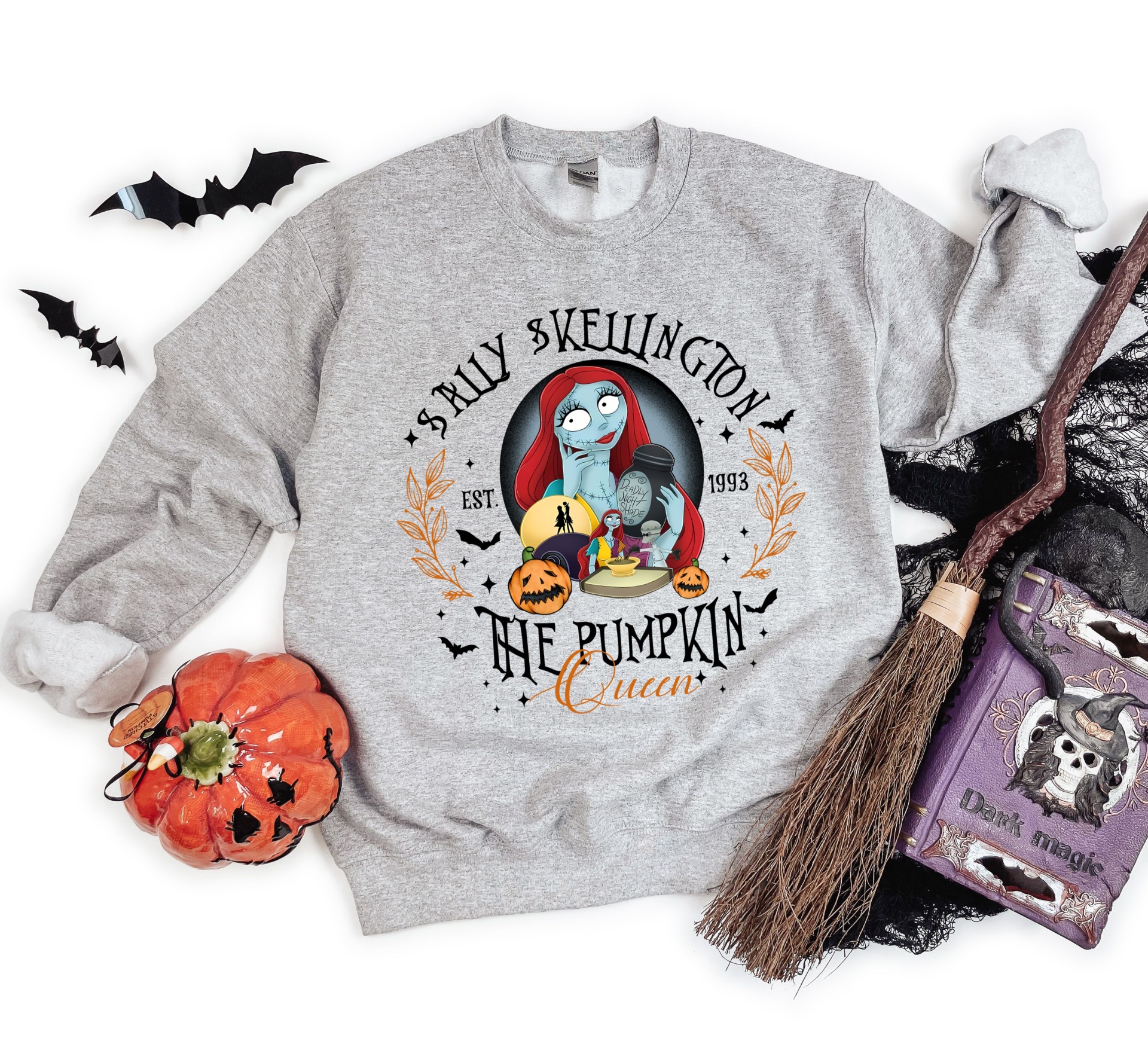 Sweatshirt cinza com ilustração e texto temático de Halloween e decoração sazonal