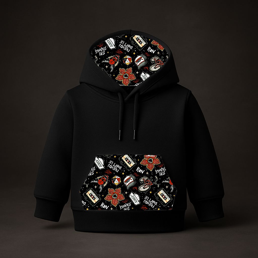 Sweatshirt preta com capuz e bolso com padrão colorido e texto