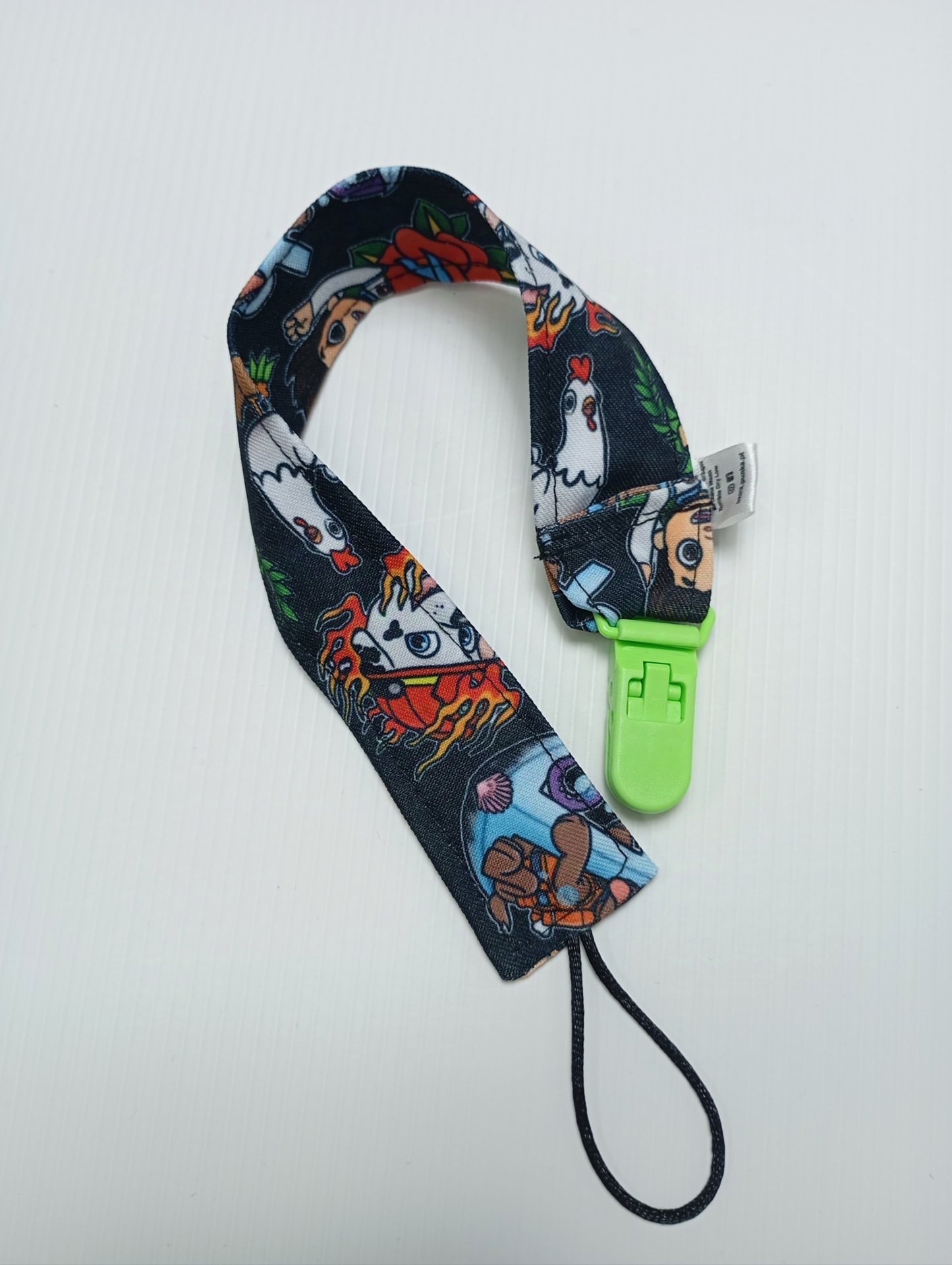 Correia infantil colorida com presilha plástica verde e estampa de personagens e galinhas